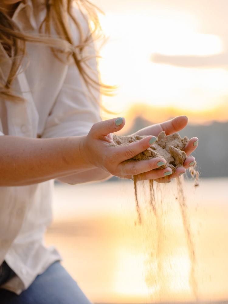 Sand rinnt durch Hände